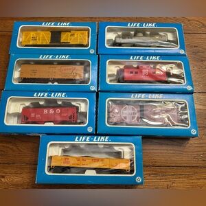 7 Vintage HO Model Train Box Cars Life-Like In Boxes EUC